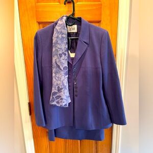 ladies vintage lavender suit  by Lord and Taylor size 6, 2/pc w/ scarf